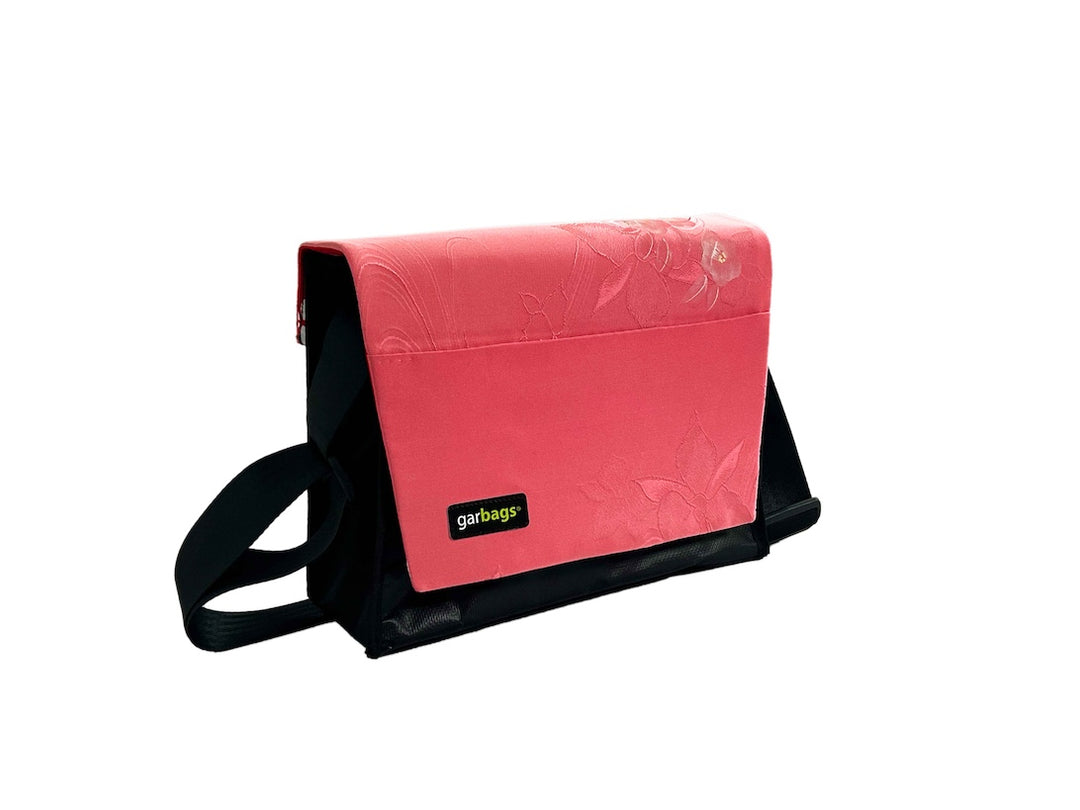 messenger bag M pub banner & pink kimono