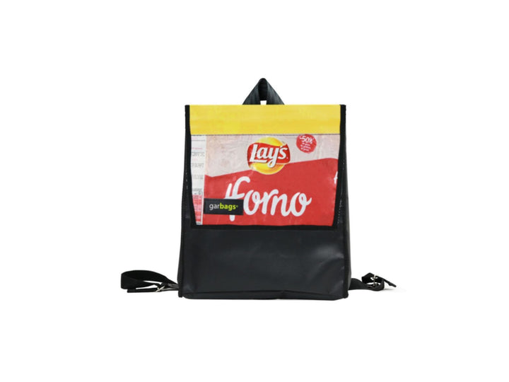 mochila xs banner publicitário e pacote de chips bege e vermelho