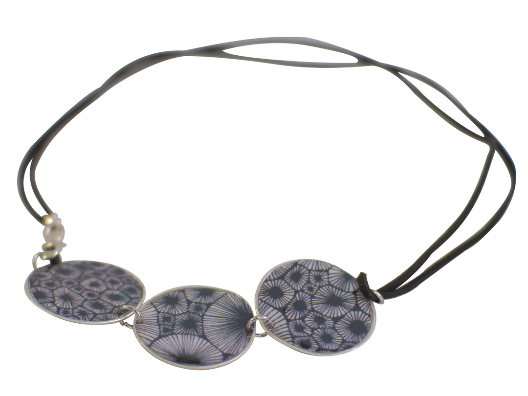 princess necklace black & white flowers coffee capsules