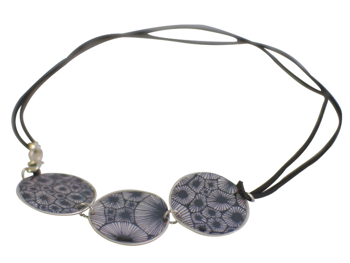princess necklace black & white flowers coffee capsules