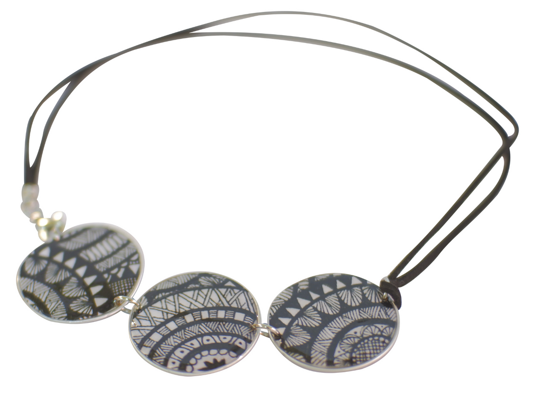 princess necklace black & white patterns coffee capsules